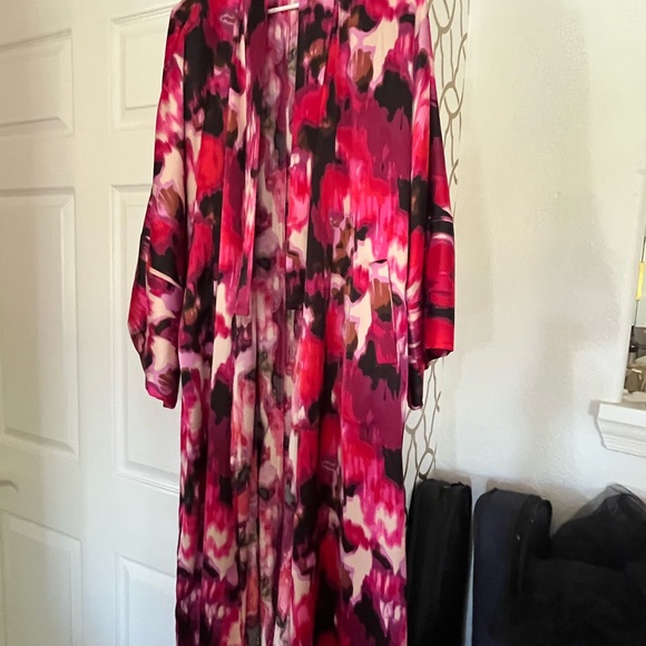 Beautiful satin almost IKAT KIMONO - Picture 6 of 10